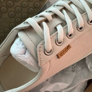 Ecco Cream Sneakers Low-Top Minimalist Design